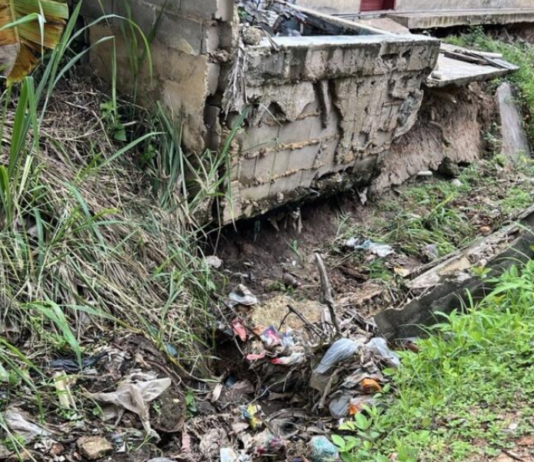 Desborde de un caño en Maturín deja una casa a punto de colapsar
