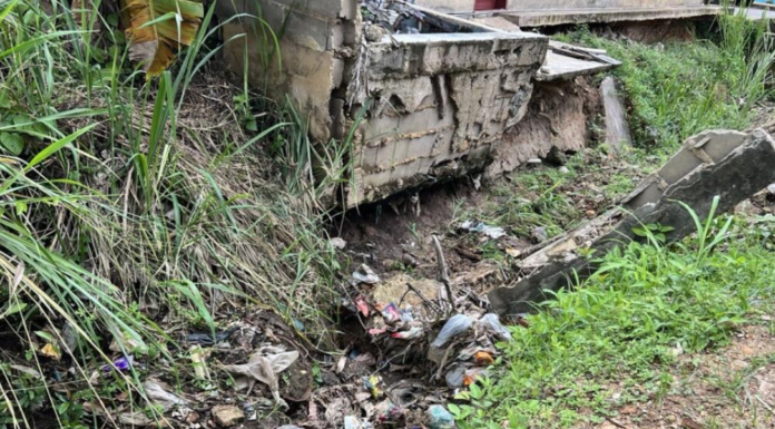 Desborde de un caño en Maturín deja una casa a punto de colapsar