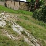 Deltanos usan botas de goma por los charcos que dejan las lluvias en sus sectores