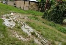 Deltanos usan botas de goma por los charcos que dejan las lluvias en sus sectores