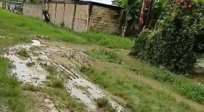 Deltanos usan botas de goma por los charcos que dejan las lluvias en sus sectores