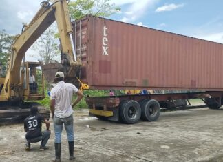 Llegan contenedores para reforzar el dique de contención en la curva número tres de Guasdualito