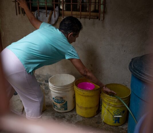 Cortes eléctricos empeoran la escasez de agua en el país