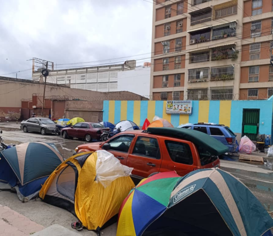 Unas 26 familias duermen en carpas en la avenida San Martín de Caracas Carpas San Martín