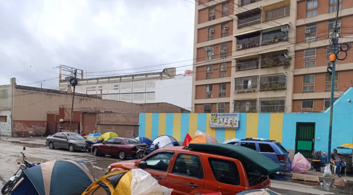 Unas 26 familias duermen en carpas en la avenida San Martín de Caracas Carpas San Martín
