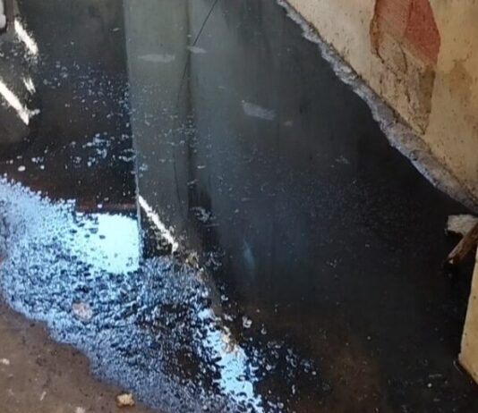 En el sector Mi Esperanza de Maracaibo tienen un año conviviendo con aguas residuales
