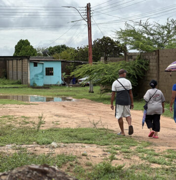 Lluvias anegan calles del sector Altos del Atlántico de Ciudad Guyana ante falta de sistema de cloacas