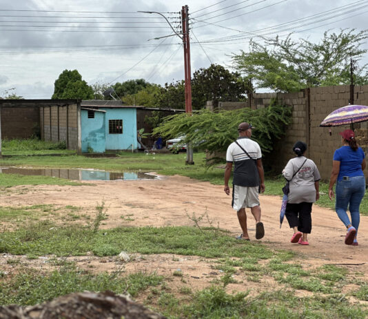 Lluvias anegan calles del sector Altos del Atlántico de Ciudad Guyana ante falta de sistema de cloacas