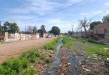 Comunidad del sector Rómulo Gallegos denuncia bote de aguas servidas desde hace 10 años