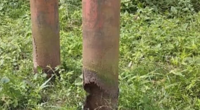 Poste eléctrico deteriorado pone en riesgo a familias de la comunidad La Manga del Río en Guasdualito
