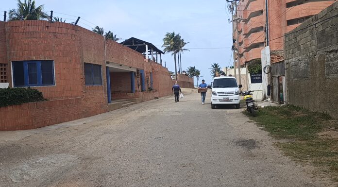 Sin casas y sin turismo: así sobreviven en Tucacas a un mes del doble terremoto