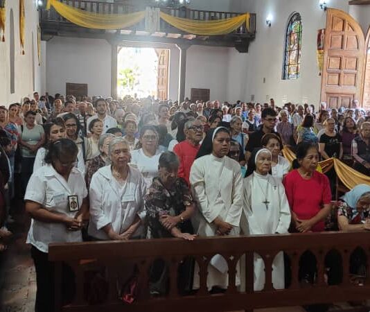 Devotos de la Virgen del Carmen en Mérida se congregaron para orar por las víctimas del terremoto