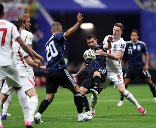 Argentina derrota de maneta agónica a Inglaterra