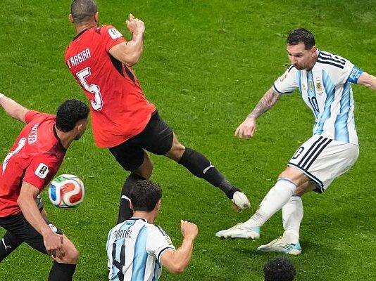 Argentina remonta a Egipto y avanza a cuartos de final