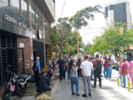 Volvió a temblar en zonas de Caracas, Miranda y La Guaira Trabajadores de edificios en la parroquia Altagracia, Caracas