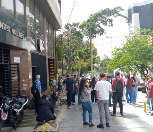 Volvió a temblar en zonas de Caracas, Miranda y La Guaira Trabajadores de edificios en la parroquia Altagracia, Caracas