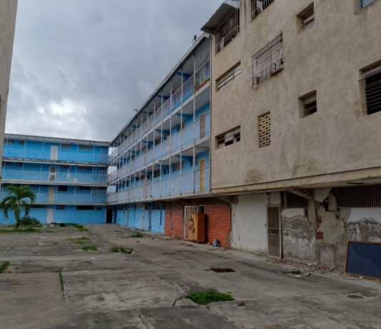 Más de 60 familias de Guarenas piden regresar a sus viviendas pese a los daños Edificios 7 y 8 urbanización Oropeza Castillo