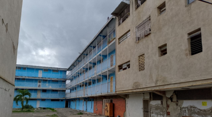 Más de 60 familias de Guarenas piden regresar a sus viviendas pese a los daños Edificios 7 y 8 urbanización Oropeza Castillo