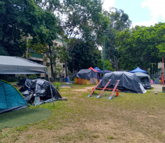 Centro de acopio de Coche necesita más insumos para los damnificados Campamento en Coche, Caracas