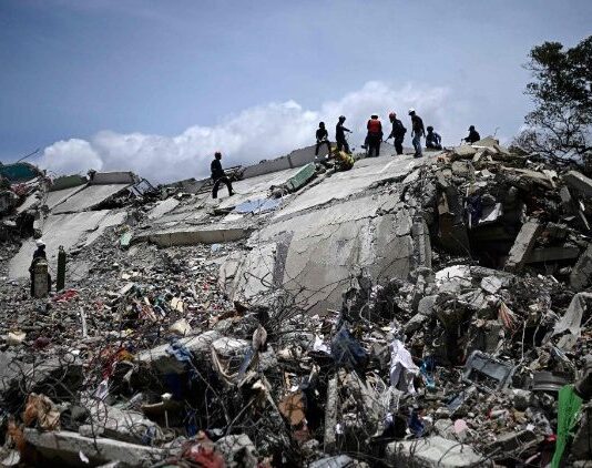 ¿Qué se establece legalmente sobre la presunción de muerte y posesión de bienes tras el terremoto?